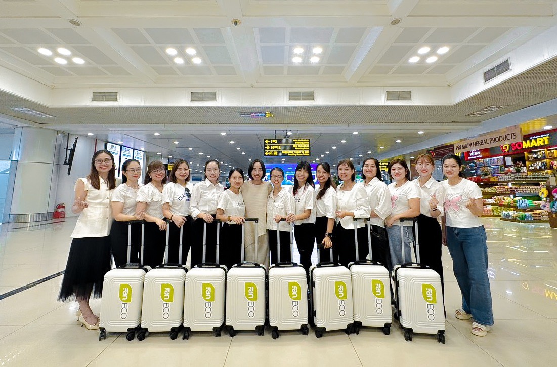 Đặt vali nhựa size 20 in logo cho nhân viên