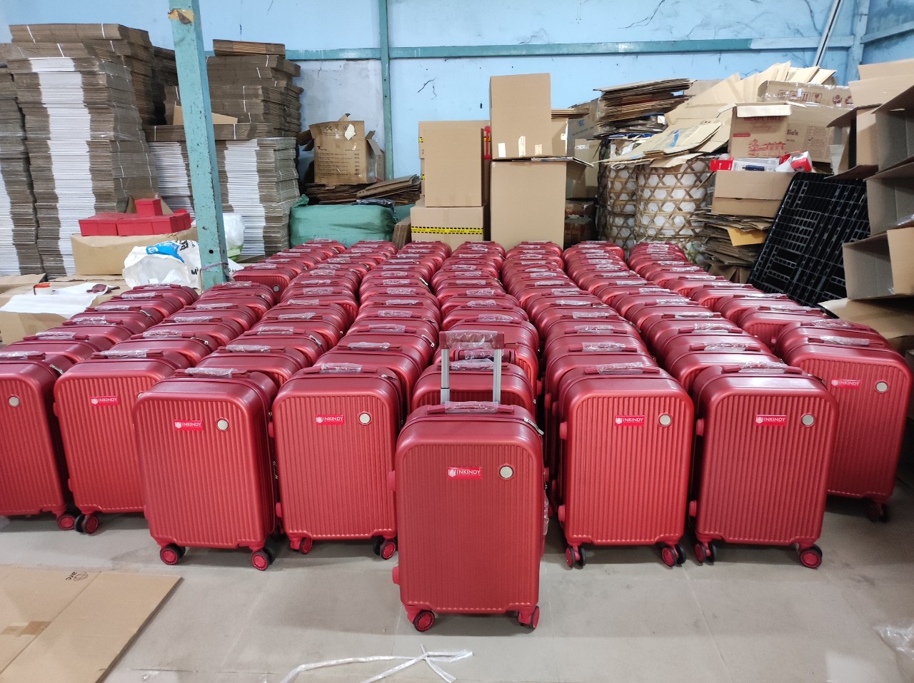 Đặt vali nhựa size 20 in logo cho nhân viên