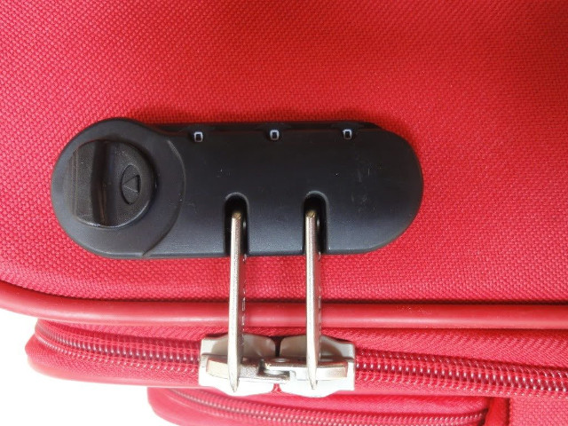 cách mở khóa vali kéo 3 số